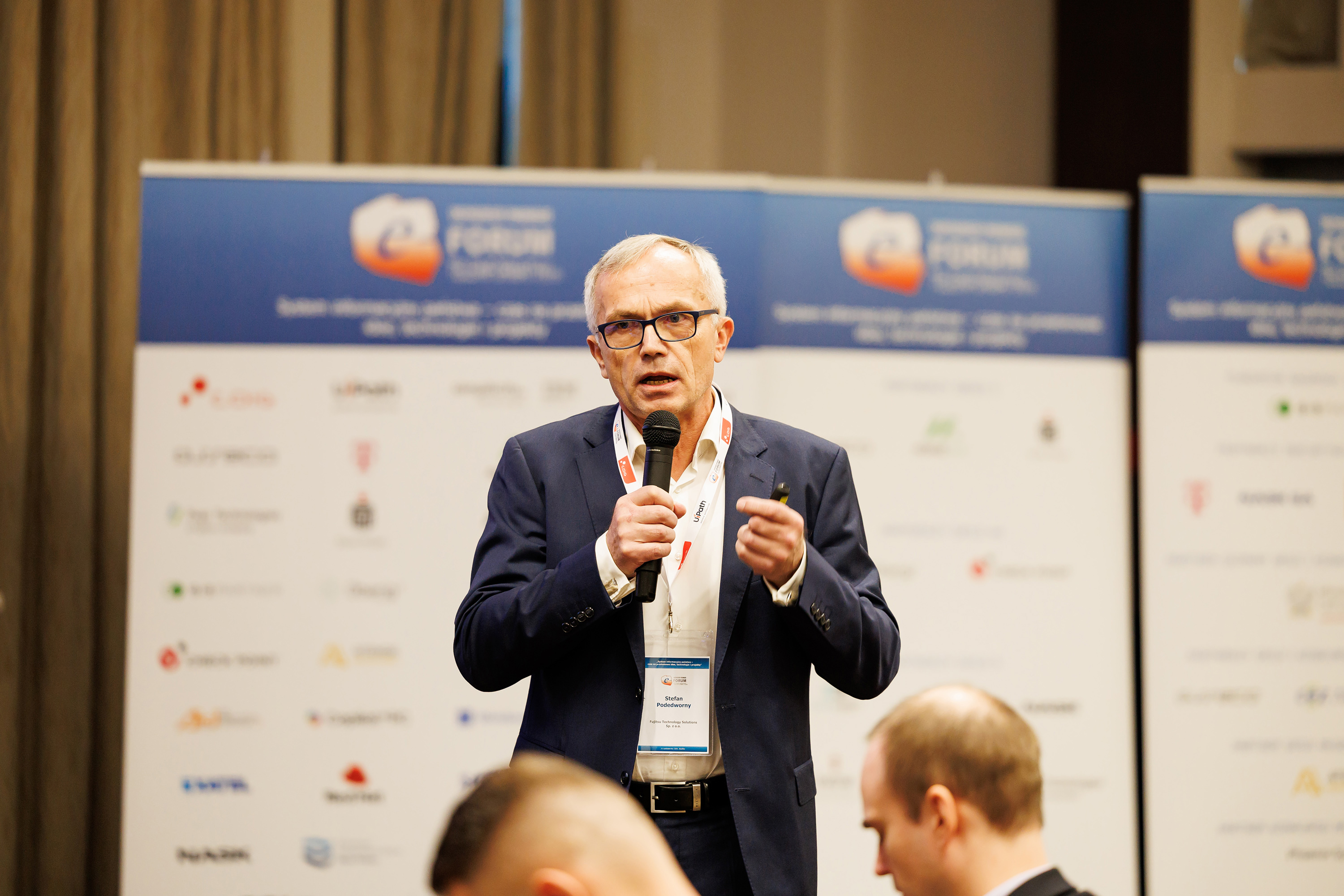 Stefan Podedworny prezentuje na Forum Teleinformatyki — widok z widowni